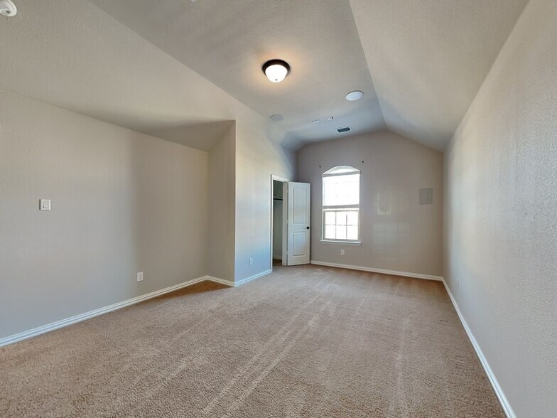 Building Photo - 1604 Vintage Ln