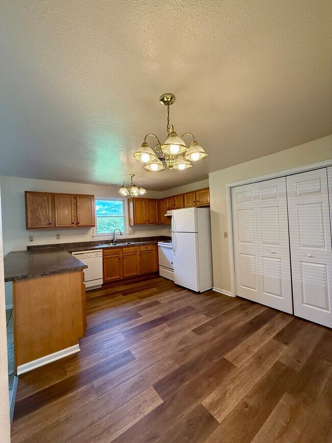 Building Photo - 1555-MF2-E4