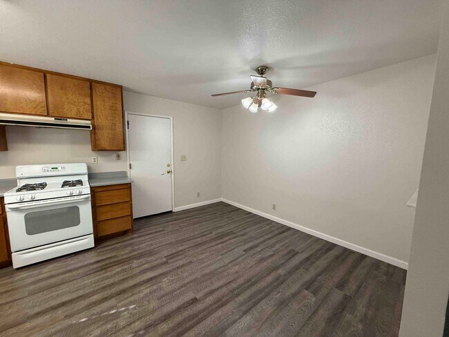 Building Photo - 3 Bed 2 Bath Just a Short Distance to Sac ...