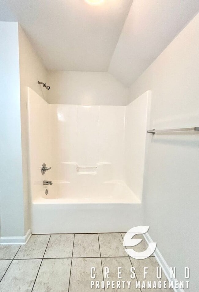 Building Photo - Freshly Painted and Spacious 4 Bedroom, 3 ...