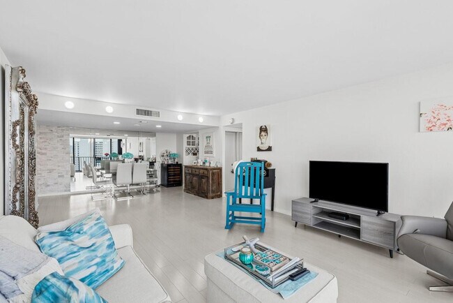 Building Photo - 5600 N Flagler Dr