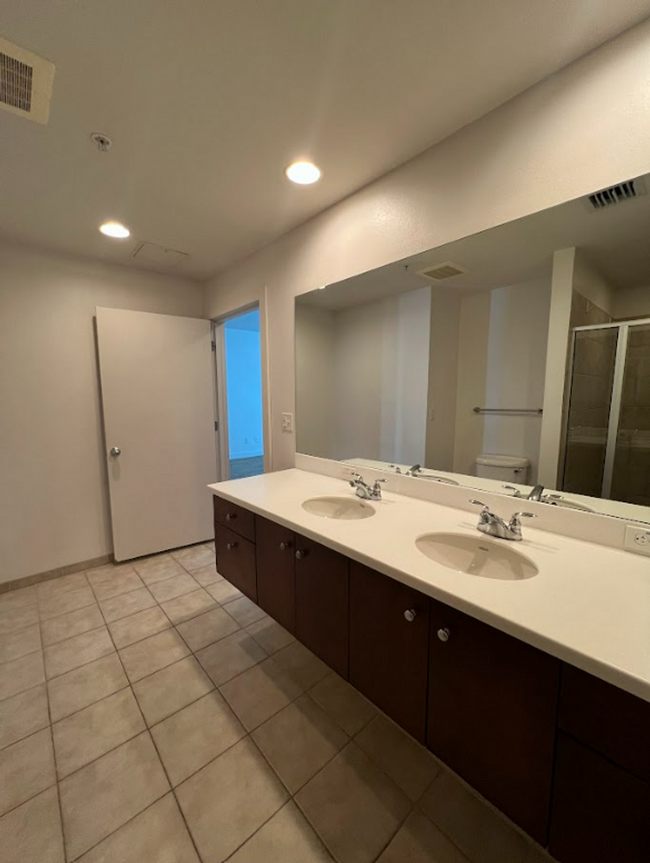 Building Photo - Freshly Painted Upscale 2/1 Condo in amazi...