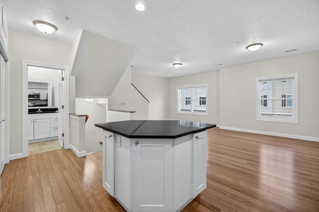 Building Photo - 220 E 37TH St