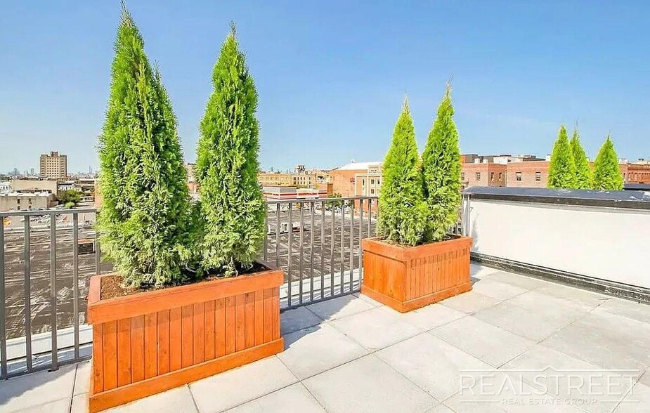 Building Photo - Putnam Avenue