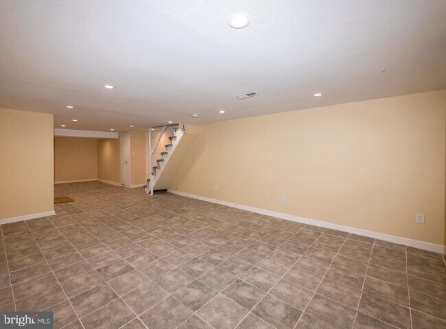 Building Photo - 3317 W Garrison Ave