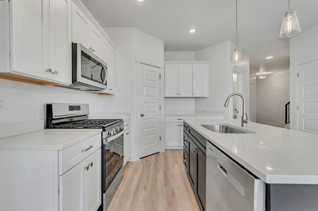 Building Photo - 4650 Alder Dr
