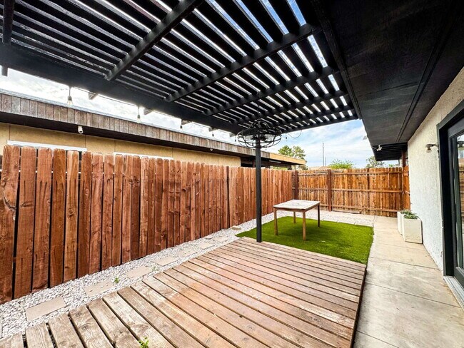 Building Photo - "Pool Home in the Center of Yuma!"