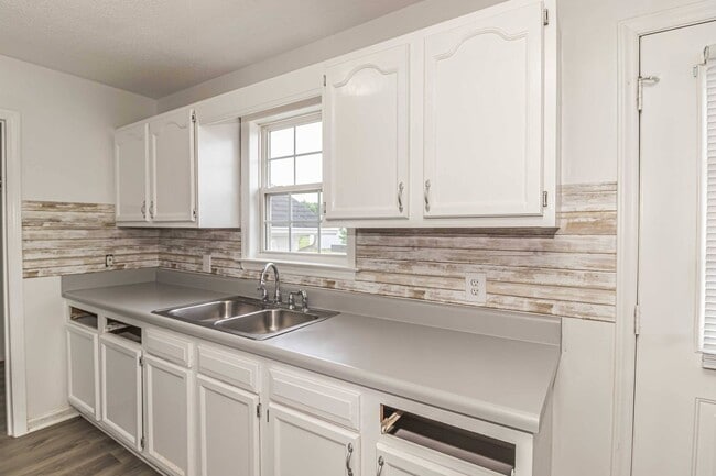 Building Photo - *Cute 3 BR 2 BA Home in Goldsboro* Minutes from SJAFB