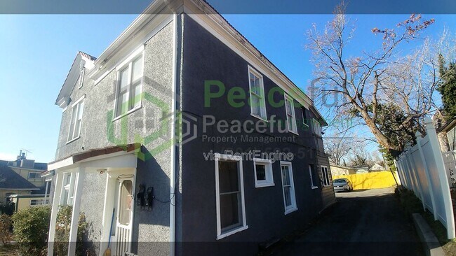 Building Photo - 217 D St E