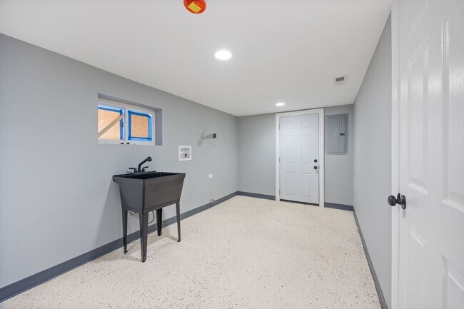 Building Photo - 7010 S Prairie Ave