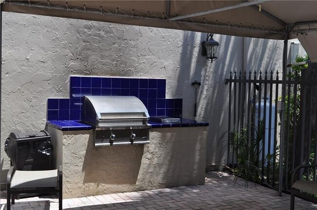 Building Photo - 615 NE 12th Ave