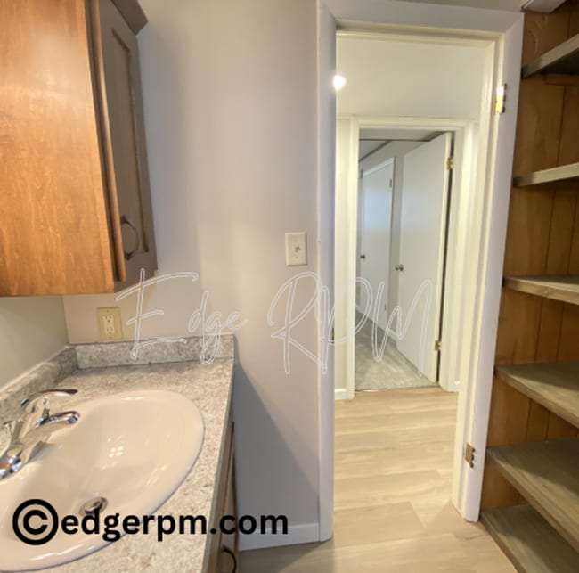 Building Photo - 211 1/2 Angie Dr