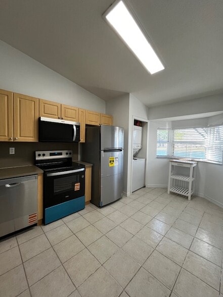 New Kitchen Appliances - 2651 SE 12th Rd