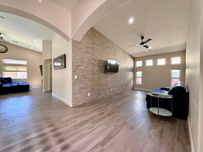 Building Photo - Welcome to this stunning 5-bedroom, 3-bath home located in the desirable Estates of Wigwam Ranch ...