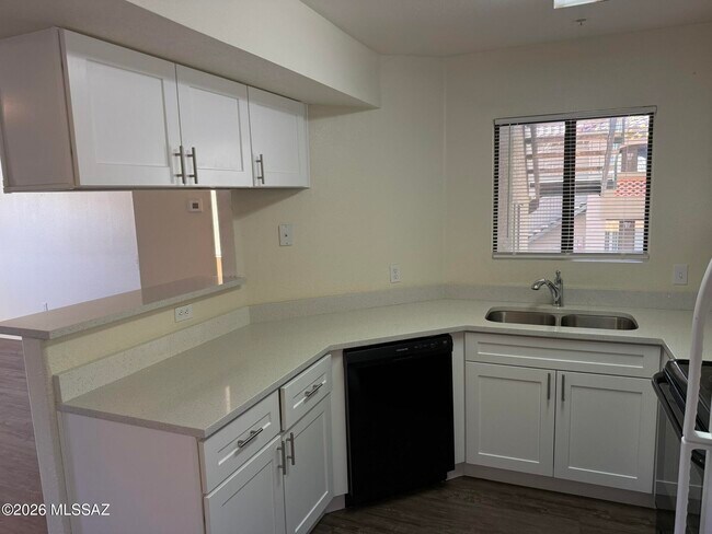 Building Photo - 5751 N Kolb Rd