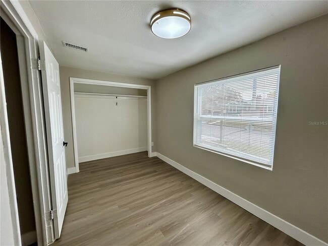 Building Photo - 706 E Flora St