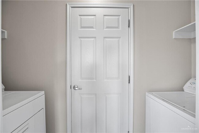 Building Photo - 19 Res Dr