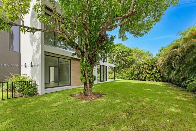 Building Photo - 8000 SW 62nd Ct