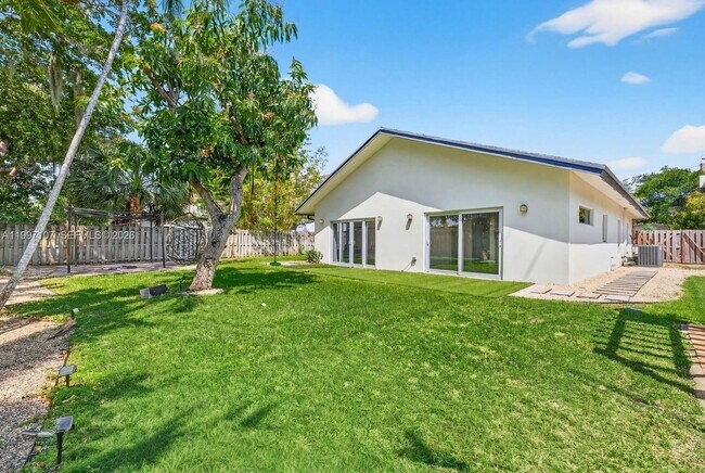 Building Photo - 1126 NE 16th Ct