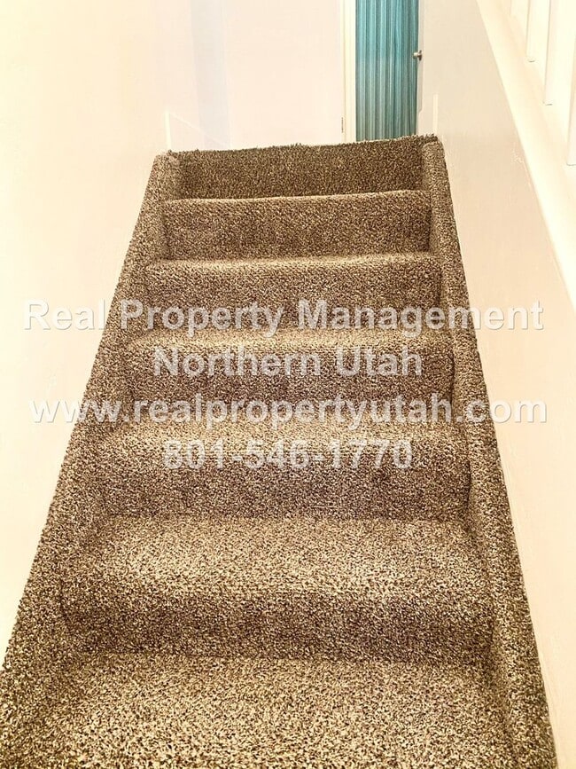 Building Photo - 3 Bedroom 1.5 Bath Townhome Available in Clearfield