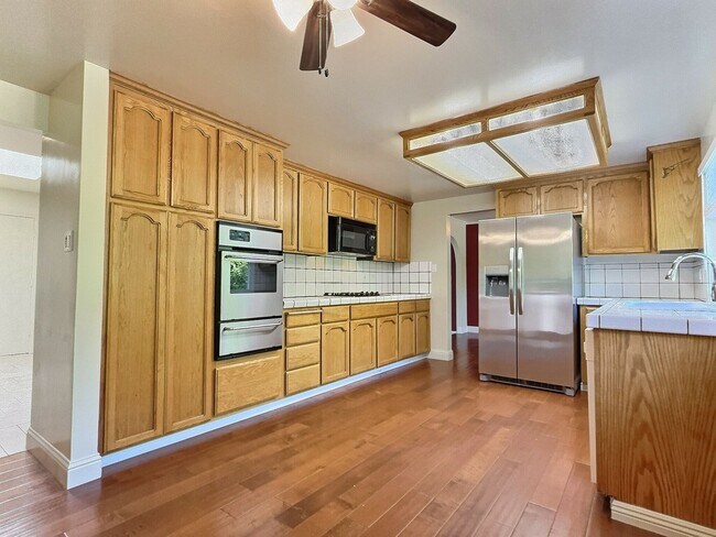 Building Photo - 3BD/2BA Tri-Level Updated Home & Walkable ...