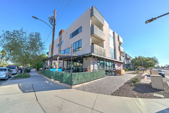 Building Photo - 504 E Roosevelt St