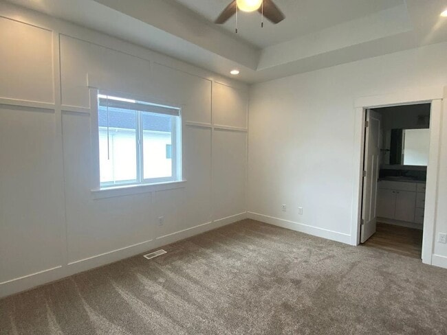 Building Photo - 348 S 3rd W