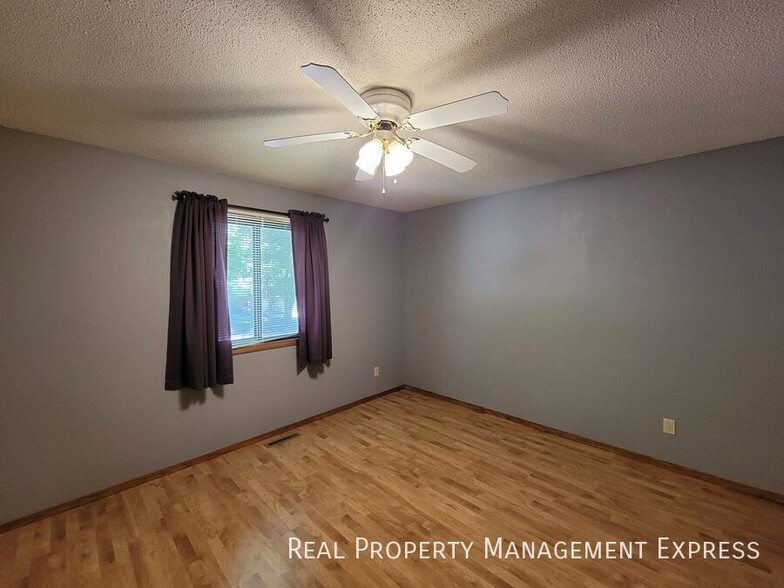 Building Photo - Great 4 Bed 2 Bath House with 2-stall atta...