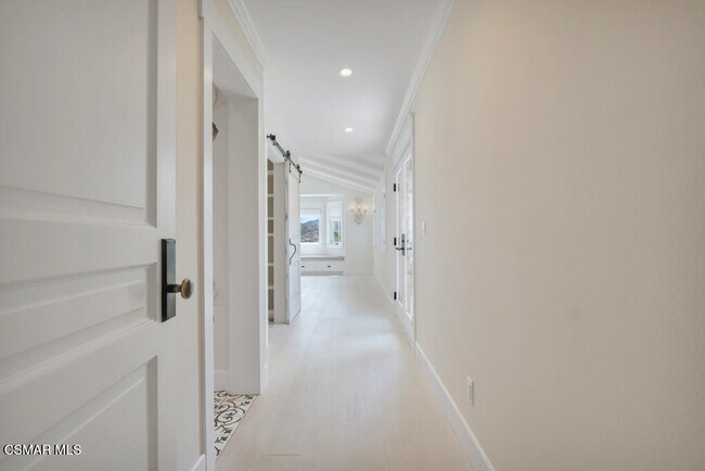 Building Photo - 2076 Hillsbury Rd