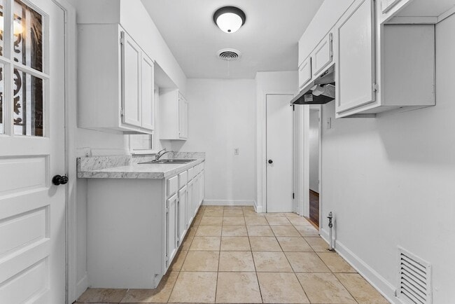 Building Photo - 810 Indian Dr
