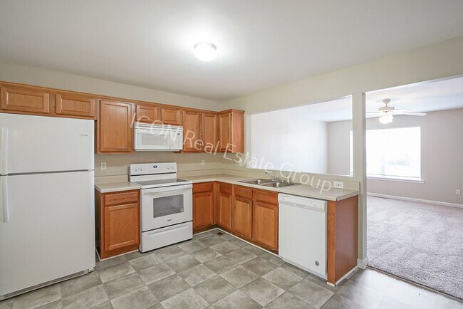 Building Photo - 3/2.5 End unit townhome