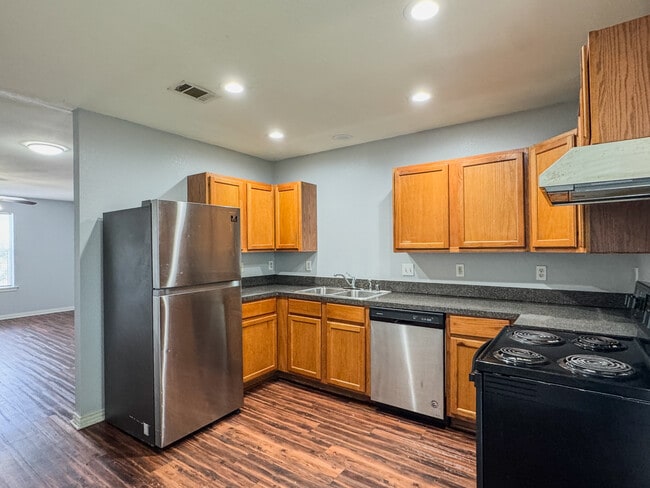 Building Photo - 1712 Manor Garden Curve