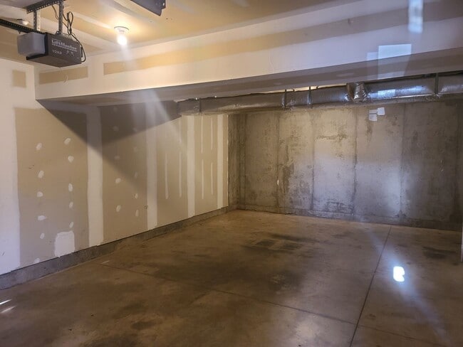 Building Photo - 3 Bedroom 2 1/2 bath ** End Unit** Townhome for Rent in Waynesboro