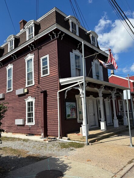 Primary Photo - 7 S Greenwich St