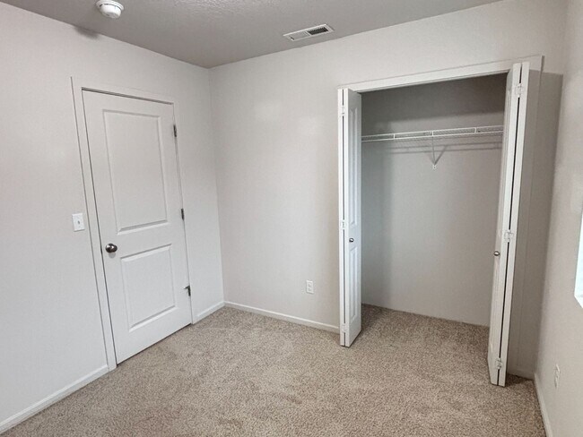 Building Photo - MOVE-IN SPECIAL!