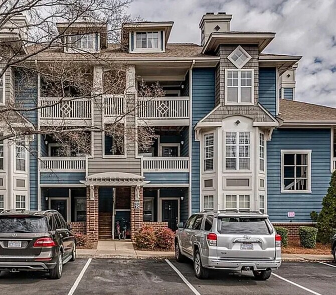 Building Photo - 623 Olmsted Park Pl