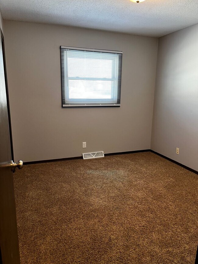 Building Photo - 3 Bed/3 Bath with Fenced in Yard!