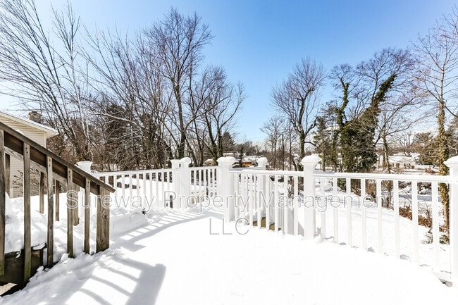 Building Photo - 300 Monroe Ave