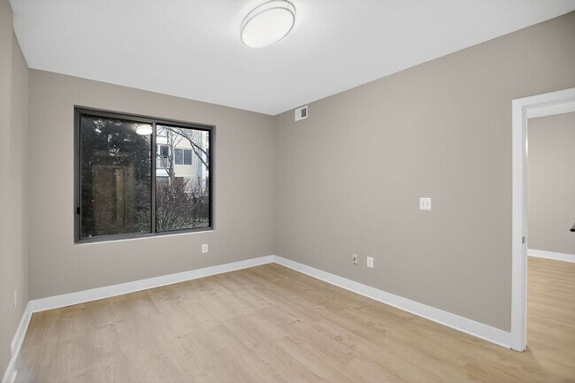 Building Photo - One Bed One Bath Condo in Tenleytown