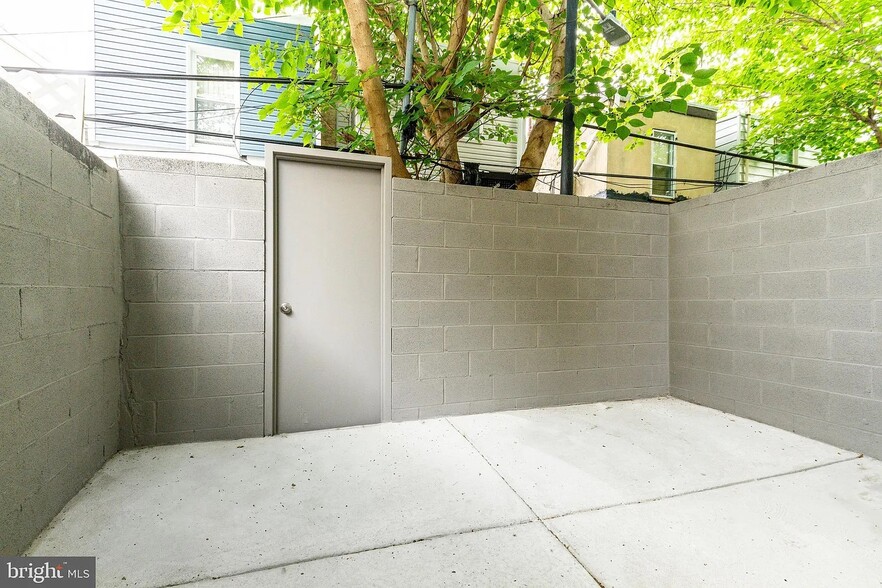 Building Photo - 2133 Latona St