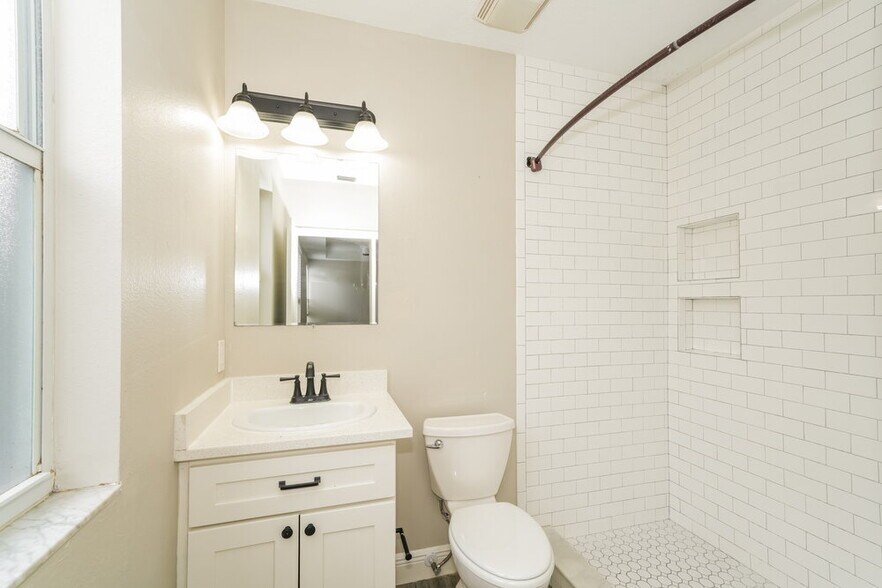 Building Photo - 18034 Birdwater Dr