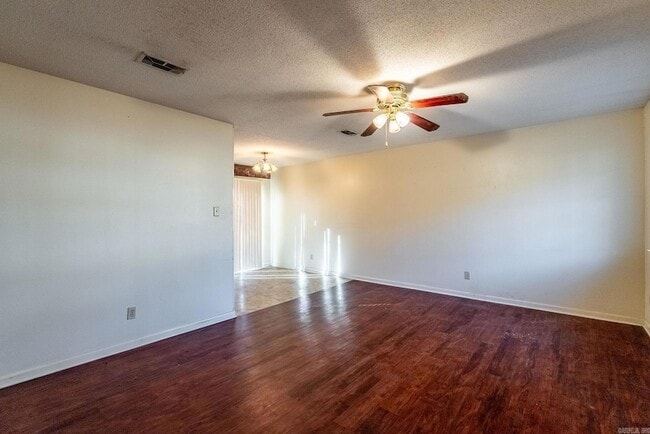 Building Photo - 6104 Meadowbrook Ln