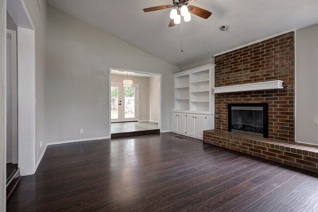 Building Photo - 605 Springwood St