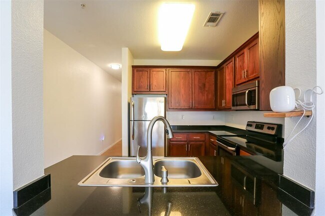 Building Photo - 910 W 25th St