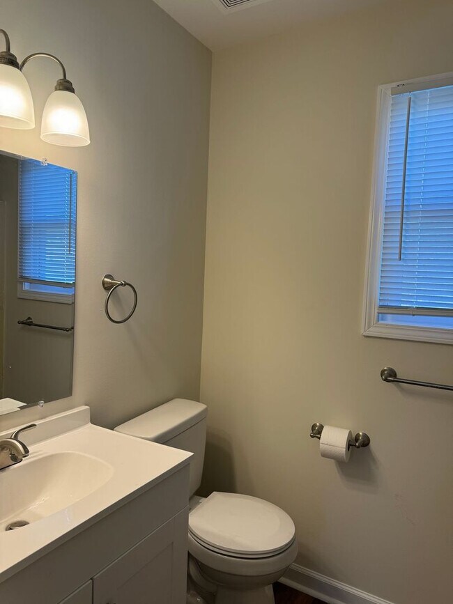 Building Photo - Cape Cod with 3 Bed/2 Bath with Basement!