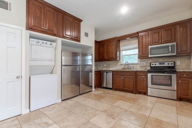 Building Photo - 301 Fry St