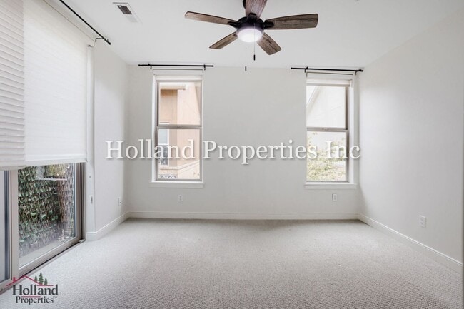 Building Photo - 6267 NE Carillion Dr