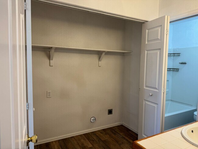 Building Photo - 481 1/2 Tracy Dr