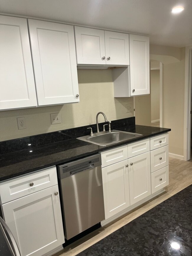 Building Photo - Midtown Cutie