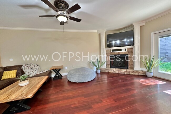 Building Photo - AVAILABLE IN AUG! 5BR/3BA IN S. CRESTVIEW